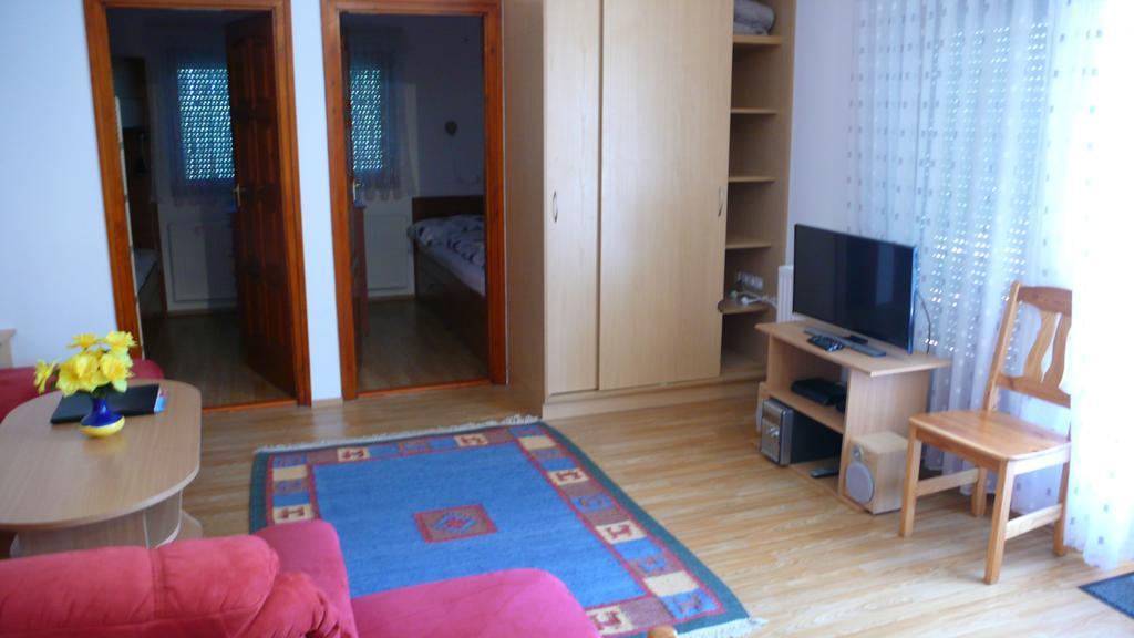 Nyarido Apartman Apartment Alsoors Exterior photo